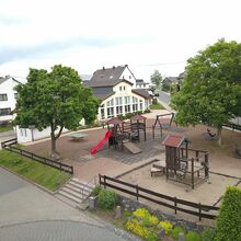 Hochkreuzhalle und Spielplatz in Kollig